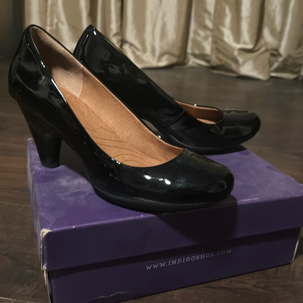 Indigo by Clarks black patent leather black pumps.